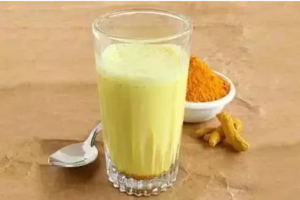 Mixing turmeric in milk before going to bed at night gives these benefits