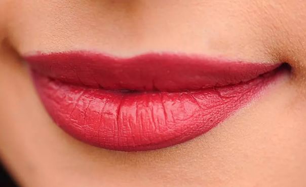 The most effective domestic recipe for making black and chapped lips pink