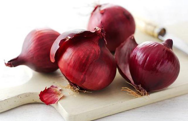 You will be surprised to know these benefits of eating raw onions