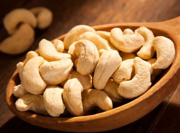 Eat 4 to 5 cashew nuts every morning on an empty stomach, and see these amazing benefits for a man.