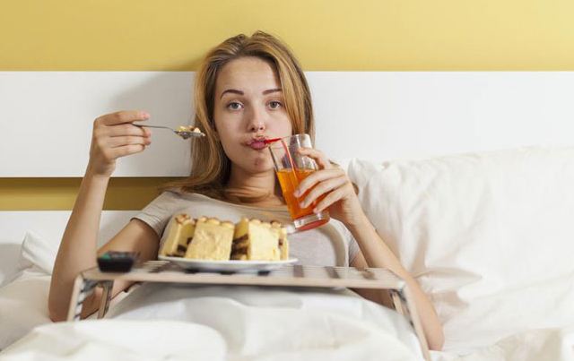 Those who eat food while sitting in bed, must read this news