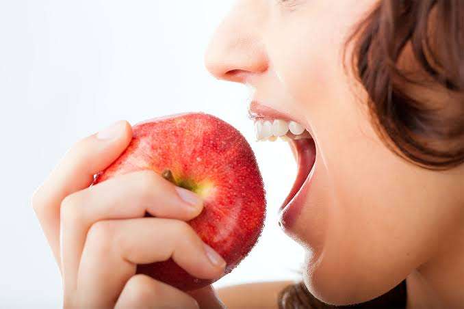 सेब है सबसे फायदेमंद फल अभी जानें और करें अपने शरीर को मजबूत