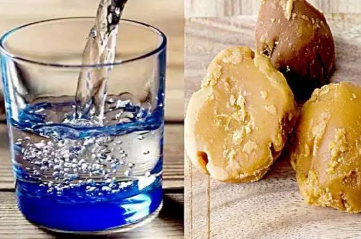 drink-water-after-eating-a-piece-of-jaggery-and-get-rid-of-many-diseases  गुड़ खाकर