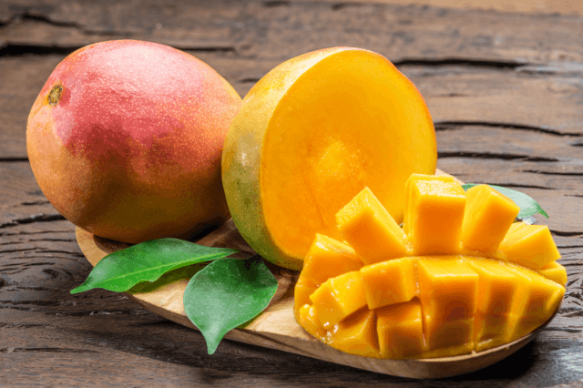 mango-the-king-of-fruits-which-can-be-beneficial-for-the-health-of-women-during-preg फलों का राजा आम nancy