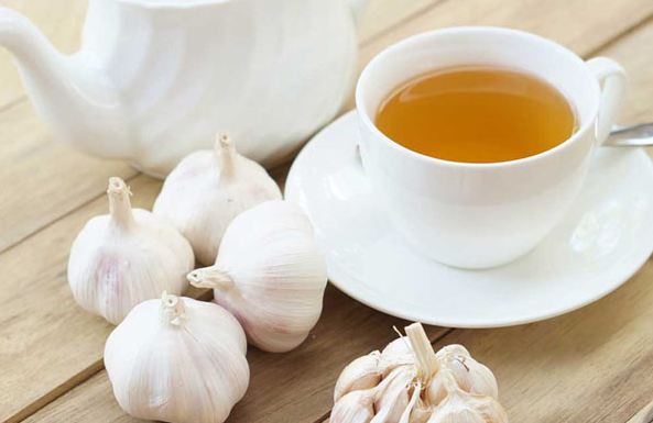 7 great health benefits of drinking garlic tea for these diseases along with controlling blood sugar level लहसुन का उपयोग