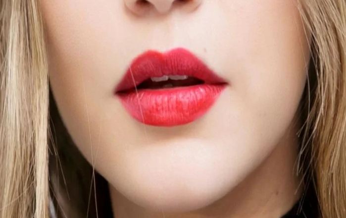 Comfortable lip gloss applied on the lips, know the tips to choose the perfect gloss for your lips