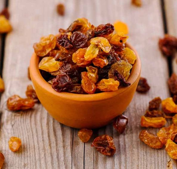 eating-raisins-reduces-cholesterol-know-more-benefits किशमिश खाने से