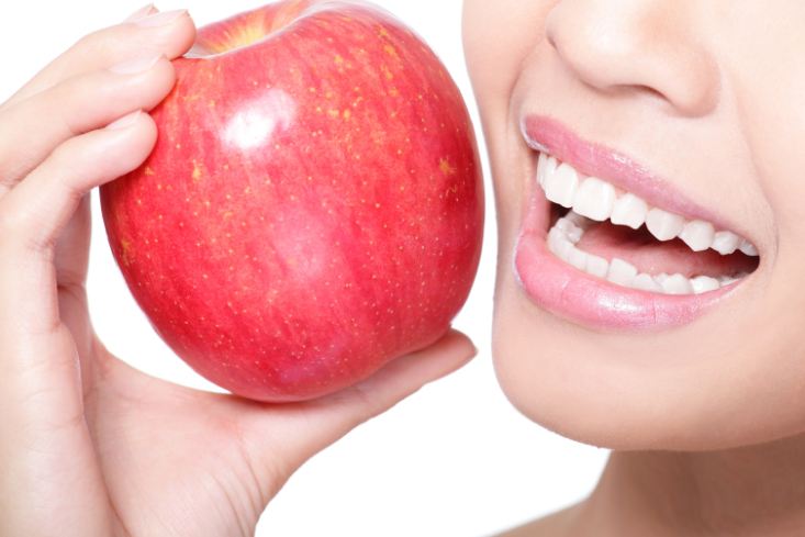 these-apple-tips-will-make-your-teeth-shine-like-pearls-know-how-to-use-it सेब खाकर दांतों की सफेदी