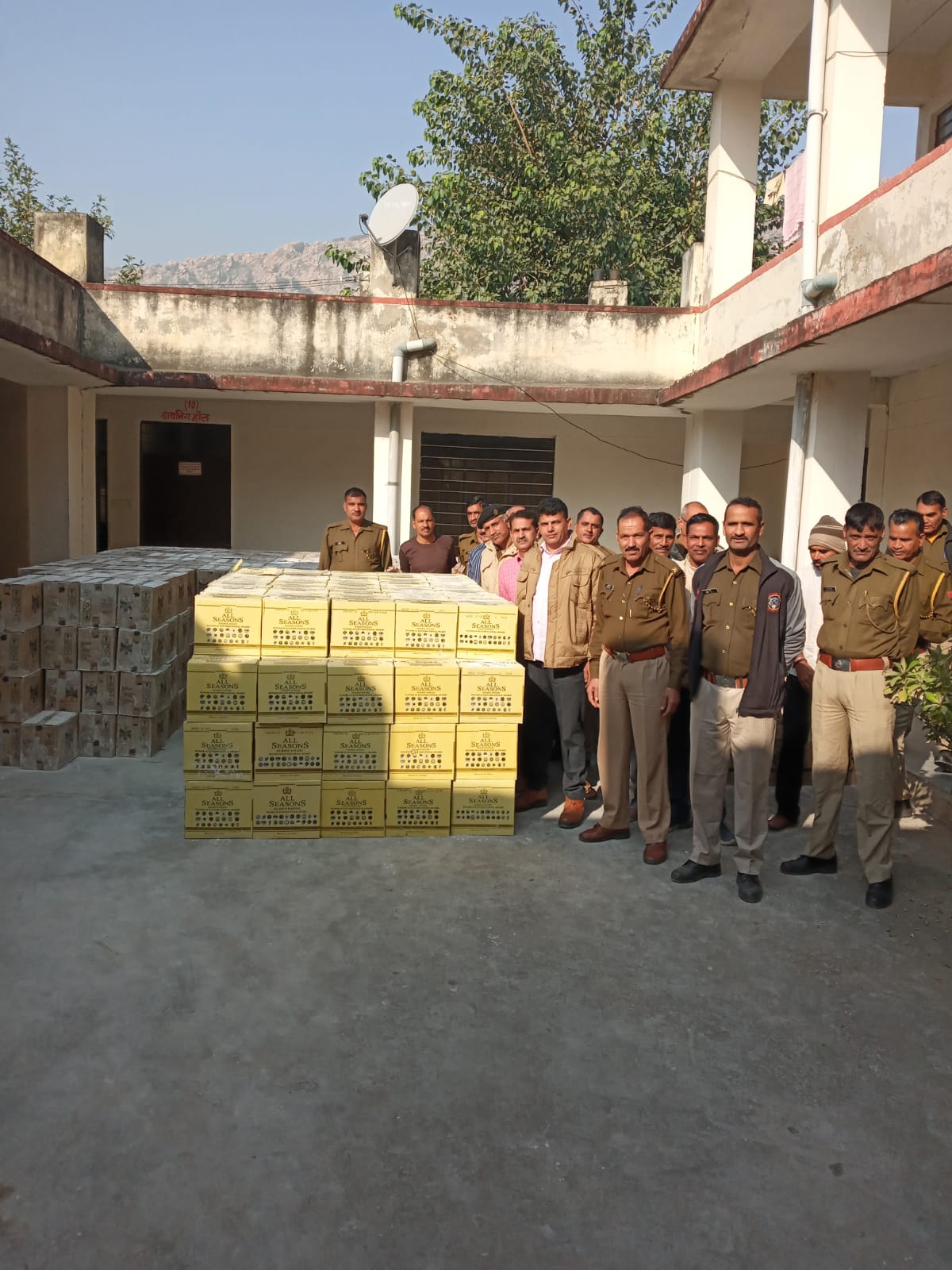 Liquor worth 80 lakhs was being taken from Haryana to Gujarat in a truck hidden in the middle of the wall putty, Alwar Excise Police caught