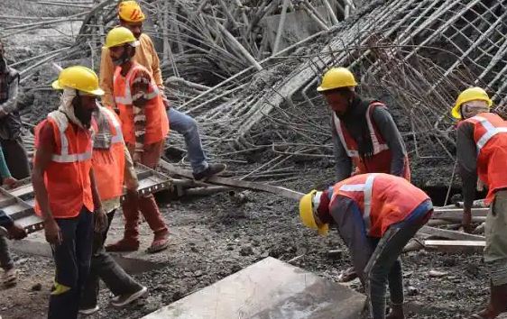 up-youth-engaged-in-the-shuttering-work-of-the-bridge-dies-after-falling