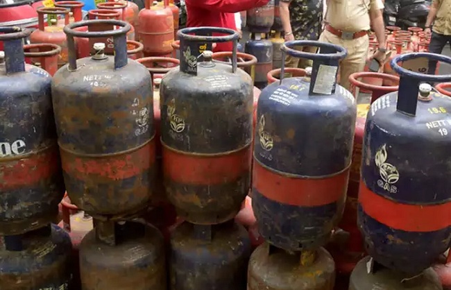 Commercial gas cylinder price hiked by more than Rs 100 गैस सिलेंडर के दाम