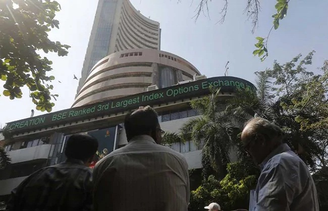 Weak start of the stock market, Sensex breaks 400 points