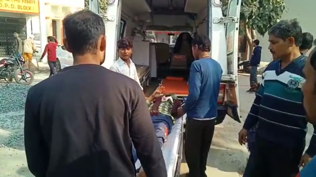 Fatehpur: Due to tire burst, the car entered the shop uncontrollably, five people injured