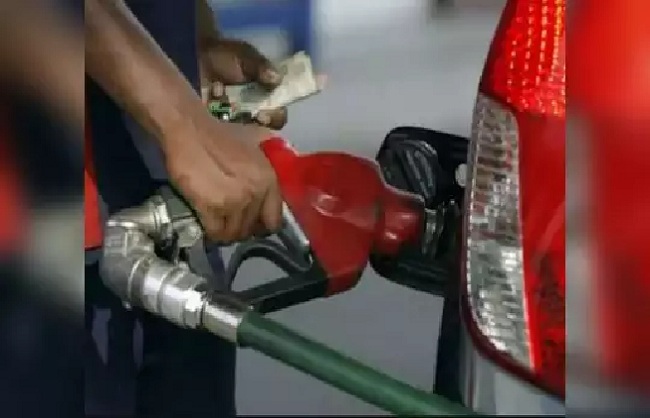 Petrol became cheaper by Rs 8 in Delhi सस्ता हुआ पेट्रोल