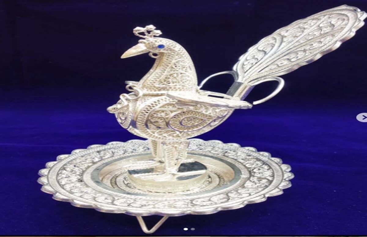 Home Vastu Tips A silver dancing peacock will remove the financial crisis