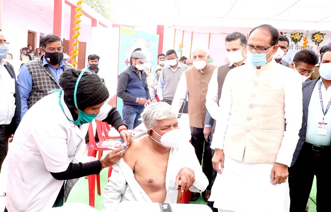 MP: Chief Minister Chouhan inspected the vaccination center, saw the arrangements